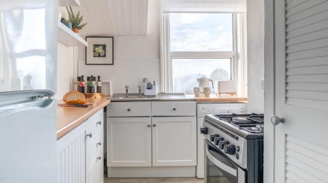 Tranquil Beachfront Beautiful 2-Bed Apartment Deal Eksteriør billede