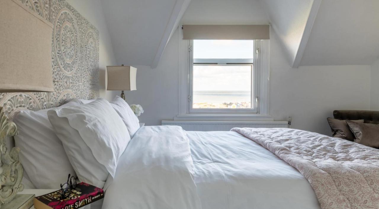 Tranquil Beachfront Beautiful 2-Bed Apartment Deal Eksteriør billede